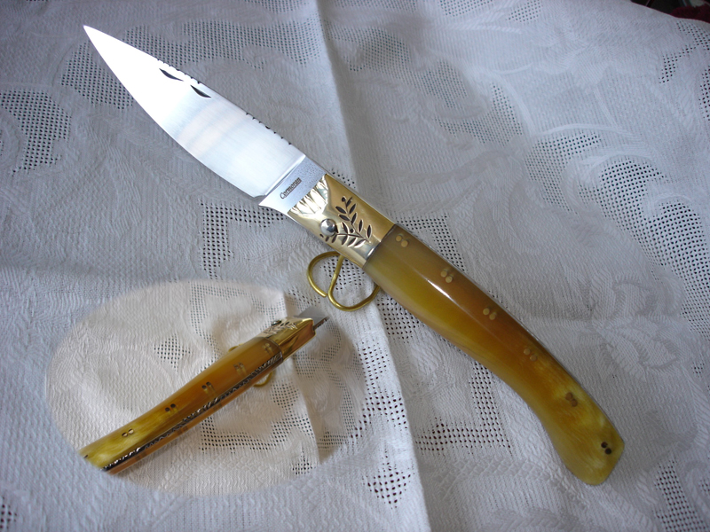 Coltello_dorgalese_con_manico_in_corno_di_montone_biondo_mielato,anello_in_similoro_e_lama_in_440c_satinata,_elegante_filework
