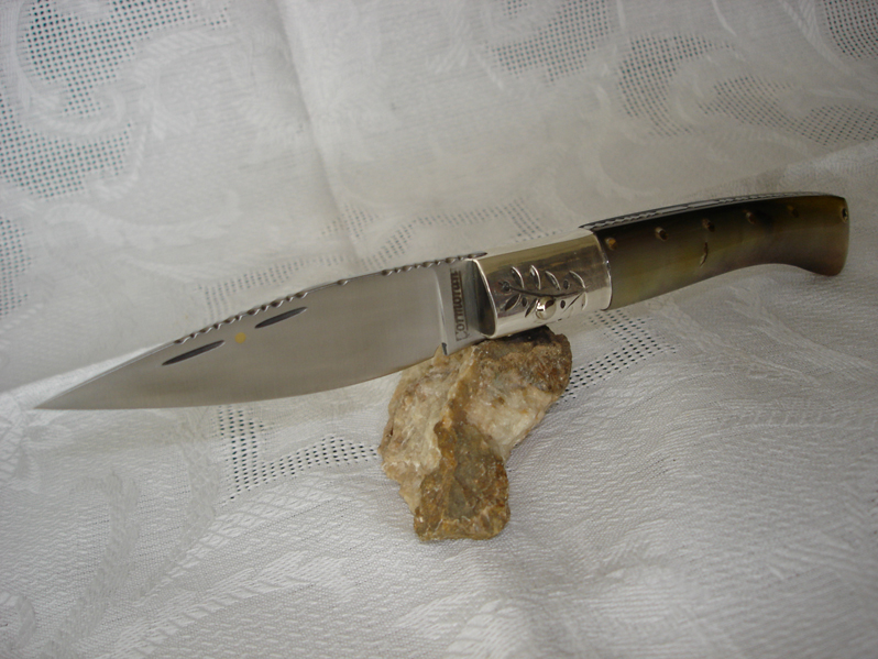 coltello_a_punta_da_scanno_mod._pattada,manico_corno_di_muflone,_anello_in_argento_e_lama_inATS34,_filework.