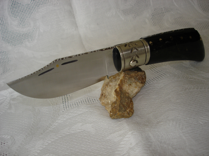 coltello_da_scuoi_mod_foggia_antica_con_manico_in_corno_di_montone_nero[1]._anello_in_alpacca_satinato_e_lama_in_420,_filew0rk.jpg