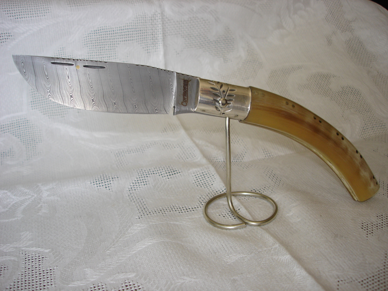 coltello_da_scuoio_con_manico_in_corno_di_muflone,_anello_in_argento_e_lama_in_damasco_inox