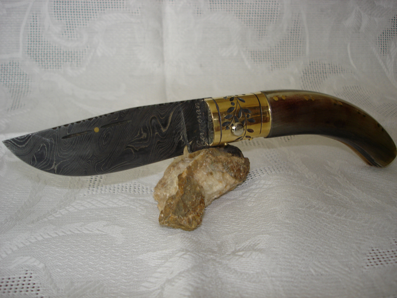 coltello_da_scuoio_mod_arburesa,manico_in_corno_di_montone,_anello_in_similoro,_lama_in__damasco_a_560_strati_di_Santino_Ballestra_cm_9