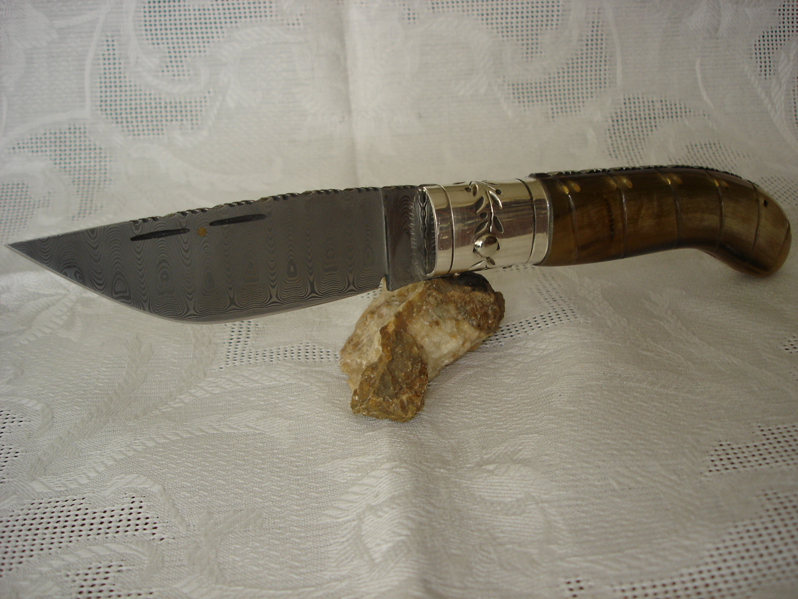 coltello_da_scuoio_mod_guspinese_,_manico_in_corno_di_montone,_anello_in_argento_e_lama_in_damasco_inox_cm11